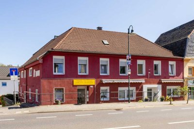 Rösrath: Gepflegtes und teilsaniertes 
Wohn- und Geschäftshaus mitten im Zentrum!