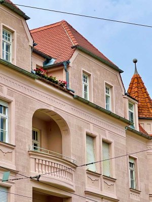 Wohnen im Augsburger Denkmal: Helle 3-ZKB-Altbauwohnung mit Erker, EBK und großer Garage / Göggingen