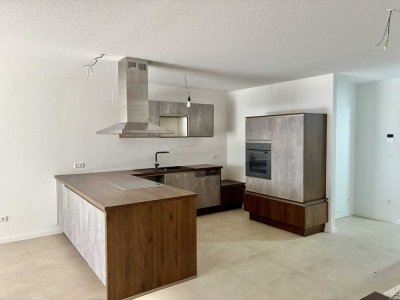 ERSTBEZUG, PROVISIONSFREI, 3-Zi.-ETW im EG mit Einbauküche,  großer Terrasse und Gartenanteil