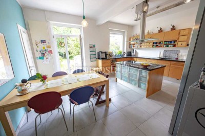 BERLINER CHIC! Großzügiges Zweifamilienhaus mit grüner Ruheoase & städtischem Flair zu verkaufen.