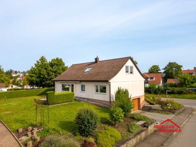 Viel Raum für Familie und Alltag – Einfamilienhaus mit Garten und Garagen
