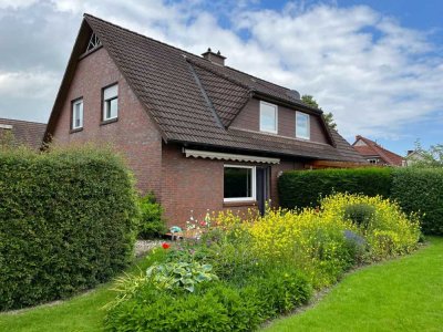 „Wohnglück in Wilhelmshaven – Doppelhaushälfte mit grünem Garten & Garage“