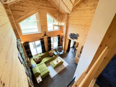 Schönes, gepflegtes Blockbohlen-Holzhaus mit großem Garten