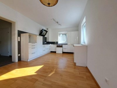 Moderne 4-Zimmer-Wohnung mit Sonnenbalkon und großem Dachboden