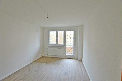 neu sanierte 2-Raum-Wohnung, EG, bodengleiche Dusche, Balkon, Stellplatz! Bezug ab 27.11.25 möglich!