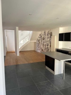 Stilvoll wohnen auf zwei Ebenen – Toplage mit Doppelbalkon!
