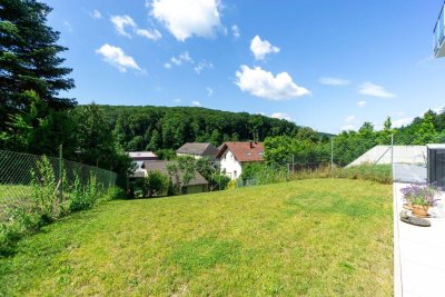 Design trifft Natur: stylische Garten-Maisonettewohnung mit traumhafter Aussicht