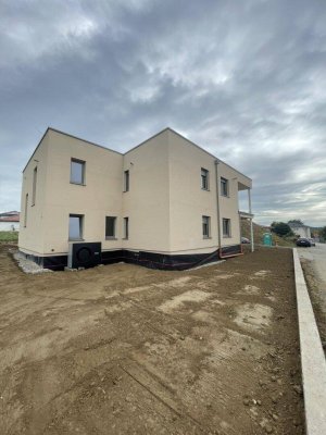 Erstbezug: Traumwohnung mit Balkon &amp; 2 Stellplätzen in Mauerkirchen!