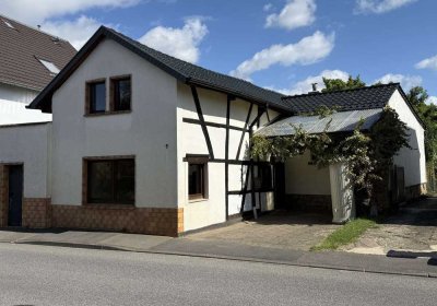 modernisiertes Fachwerkhaus mit schönem Garten