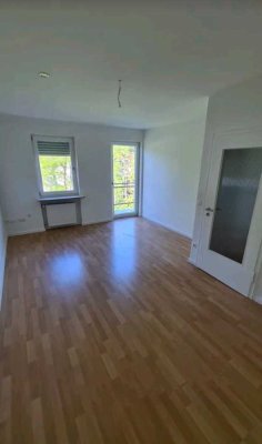 Helle 1-Zimmer Wohnung mit Balkon in Germering