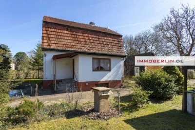 IMMOBERLIN.DE - Mit Charme & Potential! Haus auf teilbarem Sonnengrundstück in Südausrichtung & natu