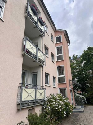 Helle 3-Zimmer-Wohnung mit 2 Balkonen und exzellenter Anbindung
