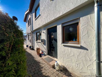 Sonnenverwöhntes Reihenmittelhaus mit Garten, überdachter Terrasse und Stellplatz