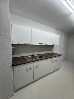 **Schöne Wohnung mit Balkon und Einbauküche im 2. OG**