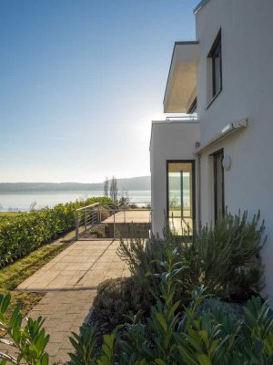 Luxus-Doppelhaushälfte mit vollem Seeblick, teilmöbliert mit modernen weißen Einbaumöbeln
