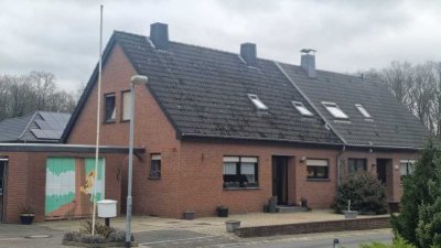 Gepflegte Doppelhaushälfte mit Anbau, Garten und Garagen in Straelen - In de Siep
