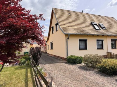 Gepflegte Doppelhaushälfte mit großem Hof, Garten & Doppelgarage