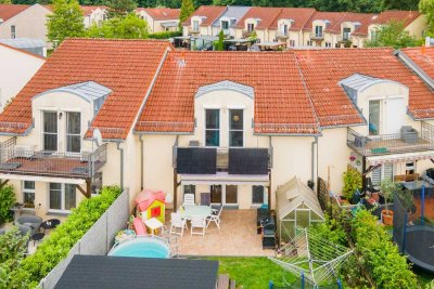 Einbauküche, moderne Bäder, Rollladen, neue Außenanlagen u.v.m.: Reihenmittelhaus seenah in Hönow