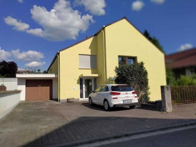 Modern geschittene Dachgeschosswohnung in kleiner Wohneinheit mit Gartenmitbenutzung und Stellplatz