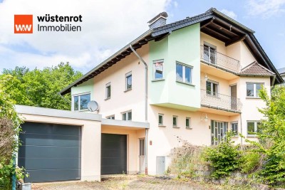 Gigantisches Einfamilienhaus mit separatem Eingang für eine Einliegerwohnung, Garten und 2 Garagen
