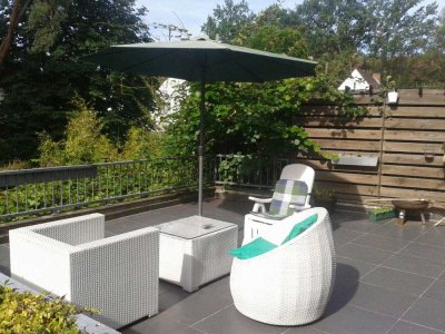 VON PRIVAT IM GRÜNEN: 3-ZI-WHG. MIT RIESIGER TERRASSE, KÜCHE, PARKETT