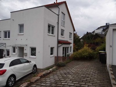 Helles Reiheneckhaus mit wunderschönem Garten und  toller Aussicht