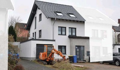 Modernes Zweifamilienhaus mit Terrasse, Dachterrasse und Garage in ruhiger Lage von Mechernich-Breit