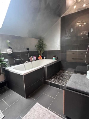 Freundliche 3-Zimmer-DG-Wohnung mit gehobener Innenausstattung mit Terrasse und EBK in Diekholzen