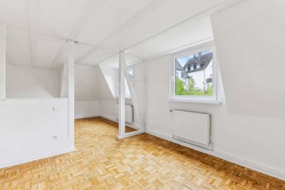 Modernisierte DG-Wohnung 2,5 ZKB mit neuem Bad & Fenstern, Einbauküche und Gartennutzung