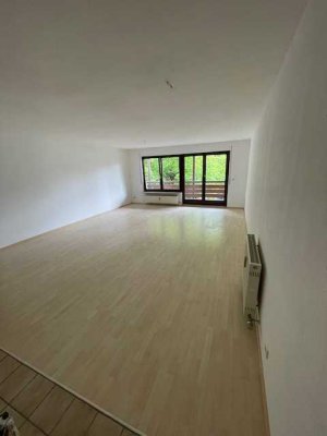 Frisch renovierte 2,5 Zimmer-Wohnung mit Balkon, EBK , Kellerraum und Tiefgaragenstellplatz