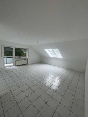 Attraktive und sanierte 3-Raum-Dachgeschosswohnung mit Balkon in Waldbronn
