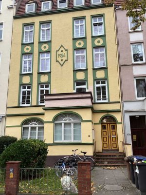 Wer will mich!? Schöne 4-Zimmer-Altbauwohnung mit zwie Balkonen, sofort anmietbar!