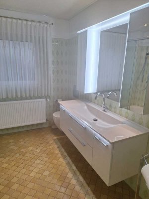 Attraktive und vollst. renovierte 2-Zimmer-Erdgeschosswohnung mit geh. Innenausstattung mit Balkon