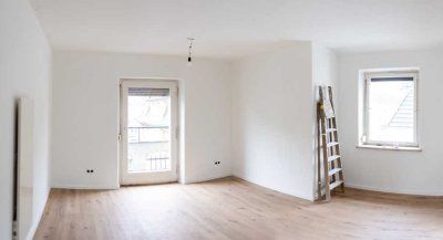 Modernisierte helle 2-Zimmer-Dachgeschosswohnung mit Balkon in Augsburg