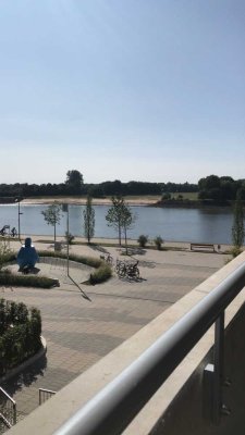 Traumhaftes Wohnen in der Überseestadt Bremen mit Balkon zur Weser (bei Bedarf möbelierte Wohnung)