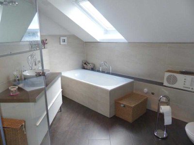 Geschmackvolle Dachgeschosswohnung mit 3 Zimmern, 2 Balkone und Einbauküche in Neuenburg