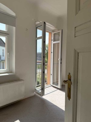 PROVISIONSFREI: Sonnige Wohnung mit franz. Balkon, bezugsfrei, Altbau