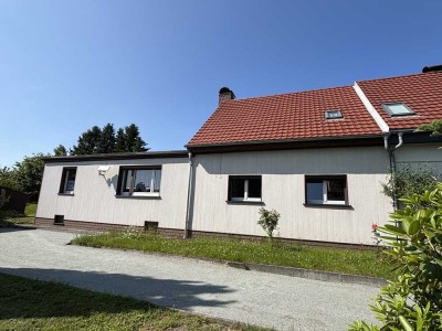 Ruhige Lage!
Wohnhaus mit Anbau und Garagen