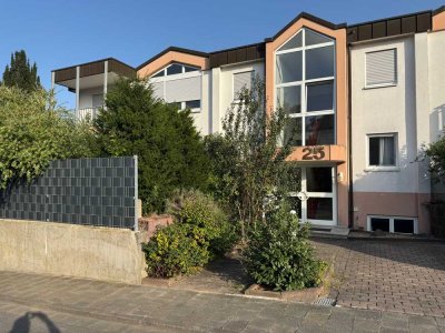 Helle 2-Zimmer-Wohnung mit  Balkon und EBK und Garage