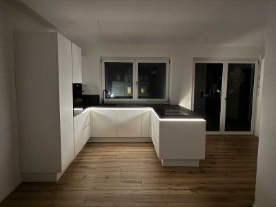 Exklusive Familienwohnung mit moderner Einbauküche mit hochwertigen Elektrogeräten, 2 E-Stellplätzen