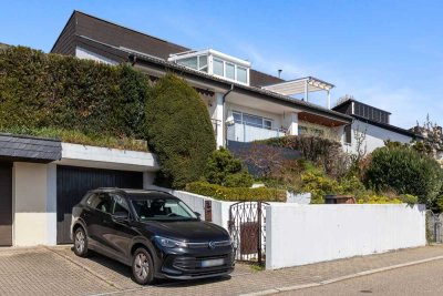 Lichtdurchflutetes Einfamilienhaus in ausgezeichneter Lage mit Garage, Balkon und Garten