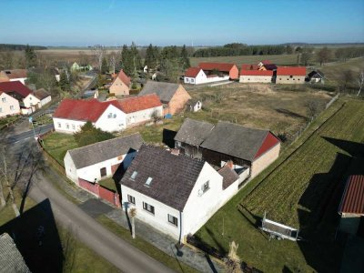 Niederer Fläming: Kleiner Hof mit großem Grundstück im Dorfkern von Wiepersdorf