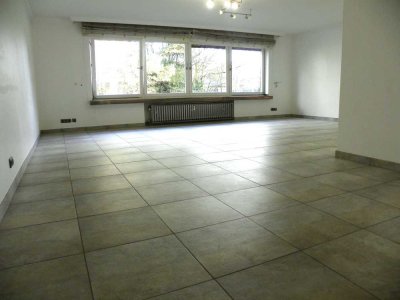 Helle und geräumige Wohnung in Toplage am bunten Garten