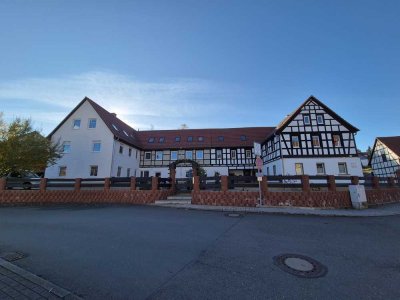 Dreiseitenhof: Kernsanierter Altbau & moderner Neubau