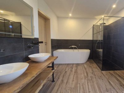 Wohnen wie im eigenen Haus 
Top 5- Zimmer- Wohnung mit Loggia & Caport
