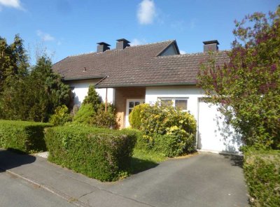 Freistehendes Einfamilienhaus mit Anbau, Garage und Garten zentral in Warburg!