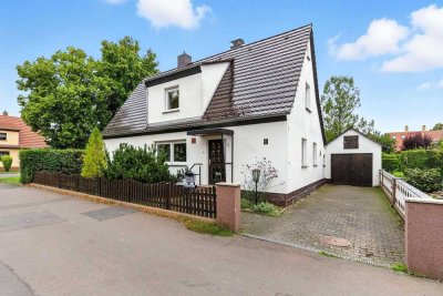 Schönes Einfamilienhaus in Seenähe mit 5 Zimmern & 2 Garagen & großem Garten in Zwenkau zu verkaufen