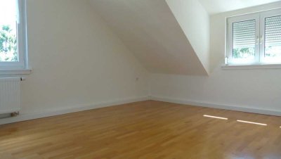 Ruhige-2-Zimmer-DG-Wohnung mit EBK in Seeheim-Jugenheim/ OT Jugenheim