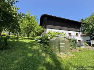Charmantes Zweifamilienhaus mit großem Grundstück in ruhiger Lage von Mitterfels