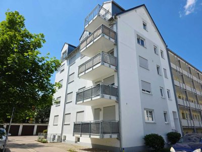 Moderne 1-ZKB-Wohnung mit Balkon, Einbauküche, Stellplatz & solider Vermietung – Baujahr 2015
